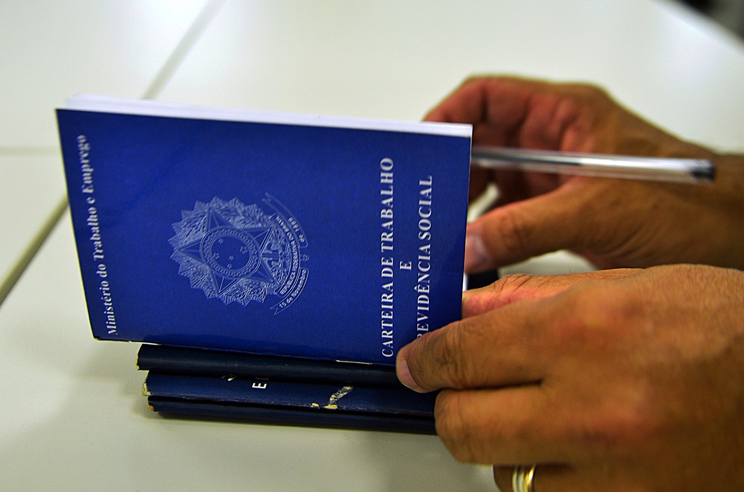 Brasil bate recorde de empregos formais e renda média, diz IBGE