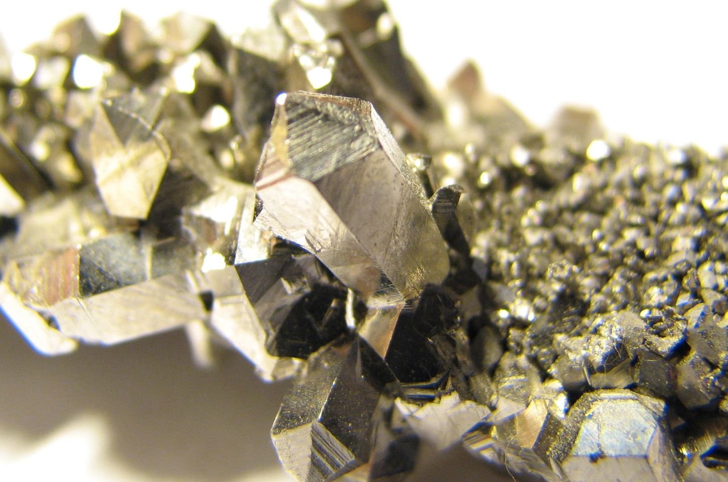 Brasil busca parceria com Europa para explorar minerais críticos e terras raras