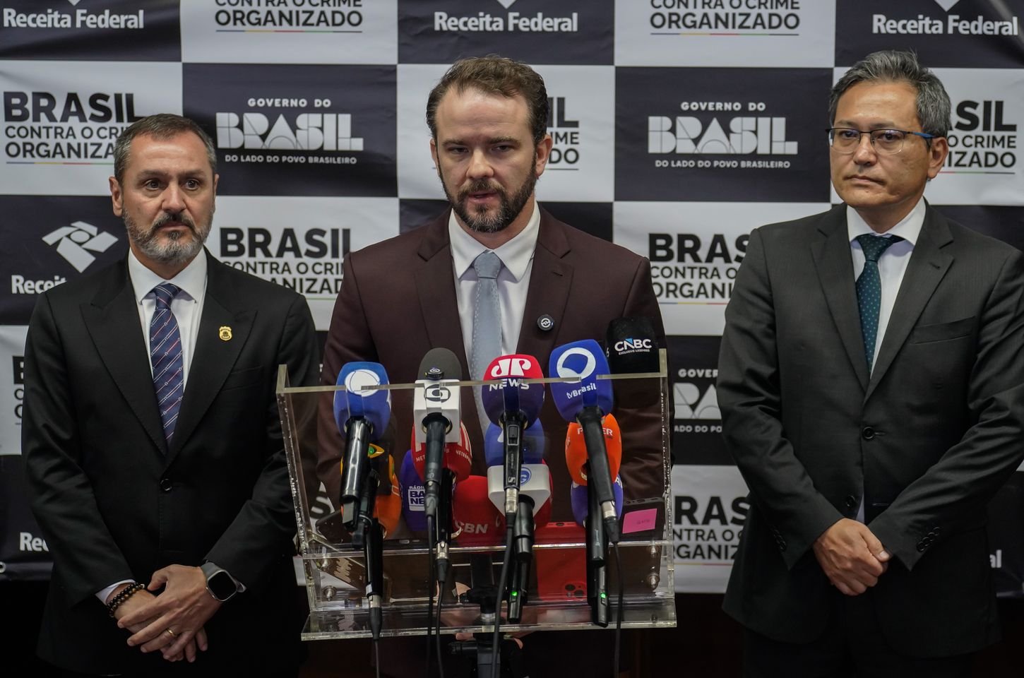 Brasil e EUA firmam acordo para combater tráfico de armas e drogas