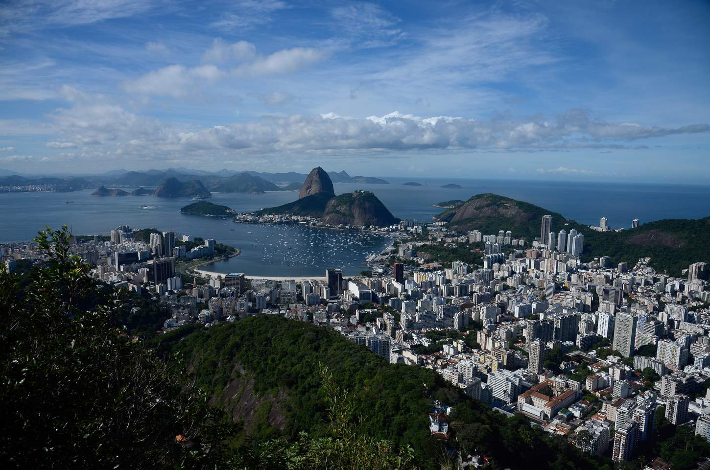 Brasil lidera crescimento do turismo internacional em 2025 com alta de 37%