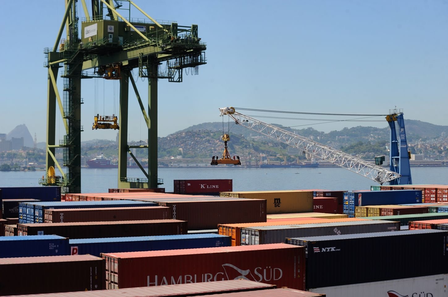 Brasil projeta superávit comercial de até US$ 90 bilhões em 2026