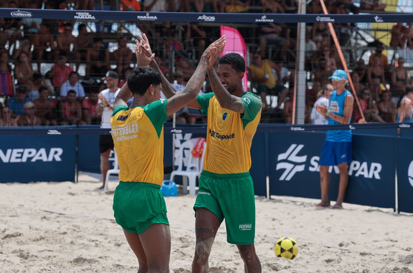 Brasil vence Argentina em desafio de futevôlei nas areias de Caiobá