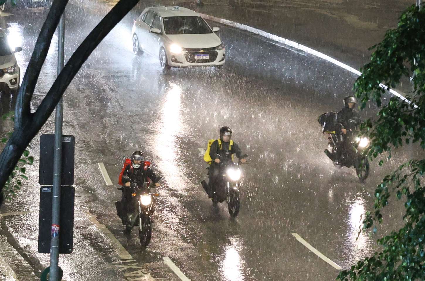 Busca por mulher desaparecida continua após enchente na zona sul de São Paulo