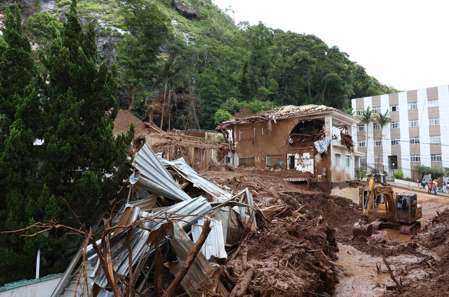 Buscas por vítimas das chuvas em Juiz de Fora são encerradas