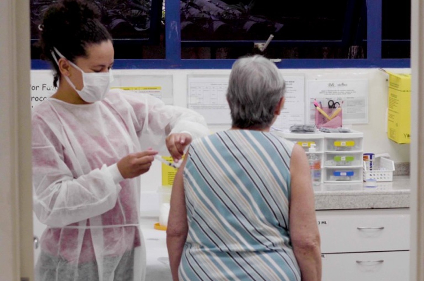 Butantan inicia testes de nova vacina da gripe para idosos