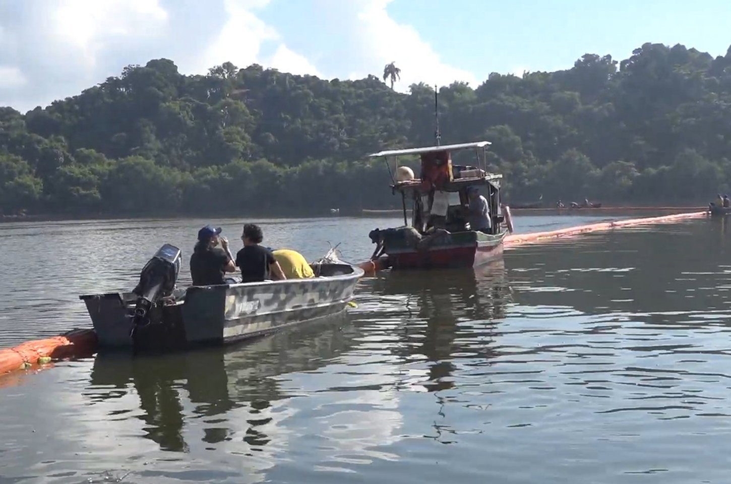 Cabelo humano vira barreira contra poluição na Baía de Guanabara