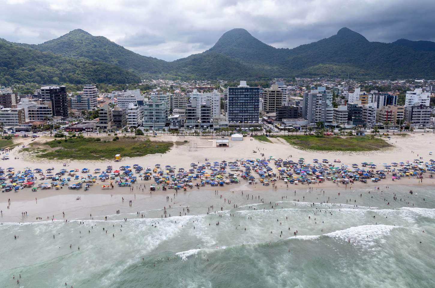 Calor intenso e pancadas de chuva voltam ao litoral paranaense