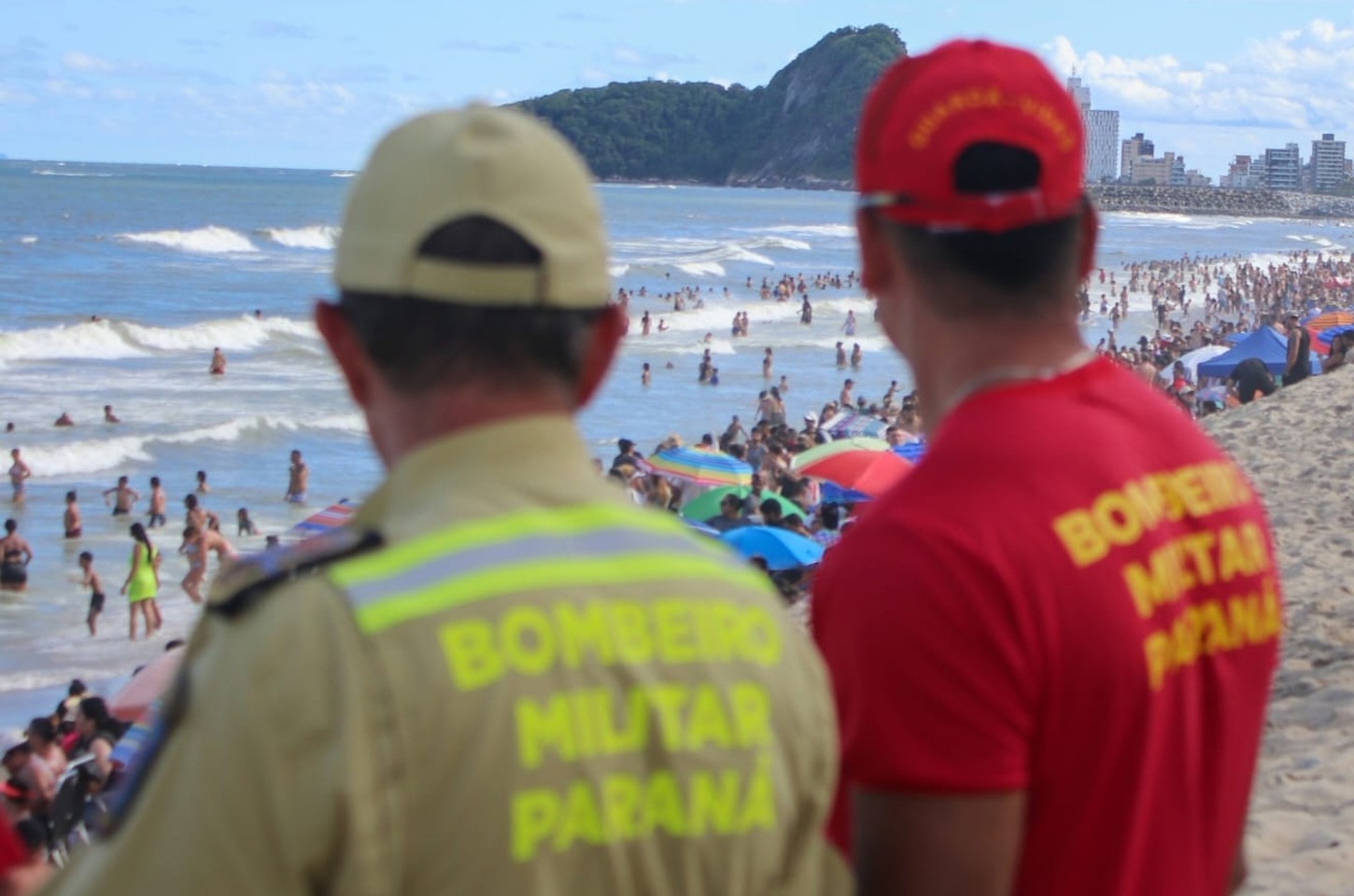 Calor intenso no litoral do Paraná exige ação reforçada dos bombeiros