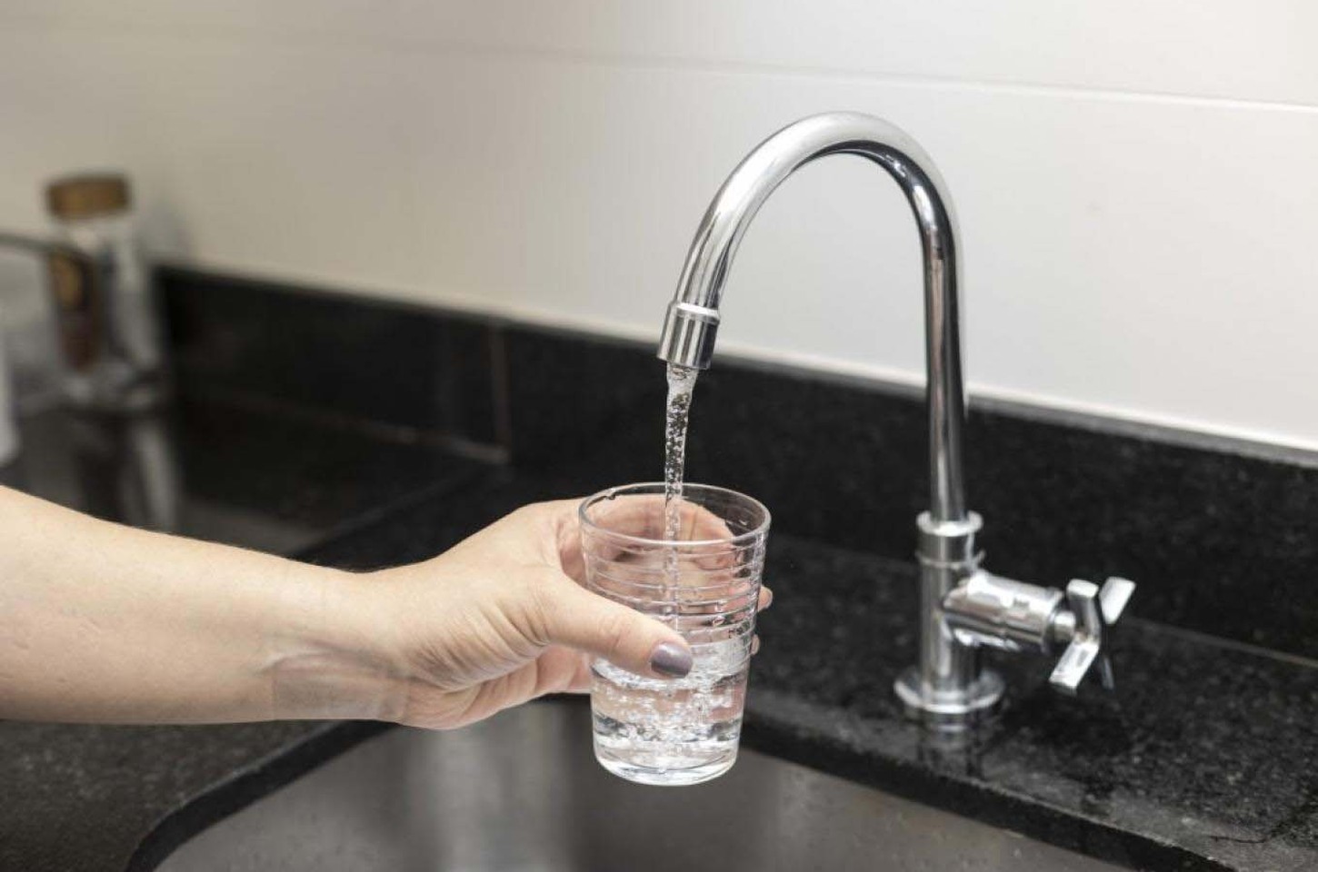 Calor recorde em Curitiba pressiona sistema de água e exige uso consciente