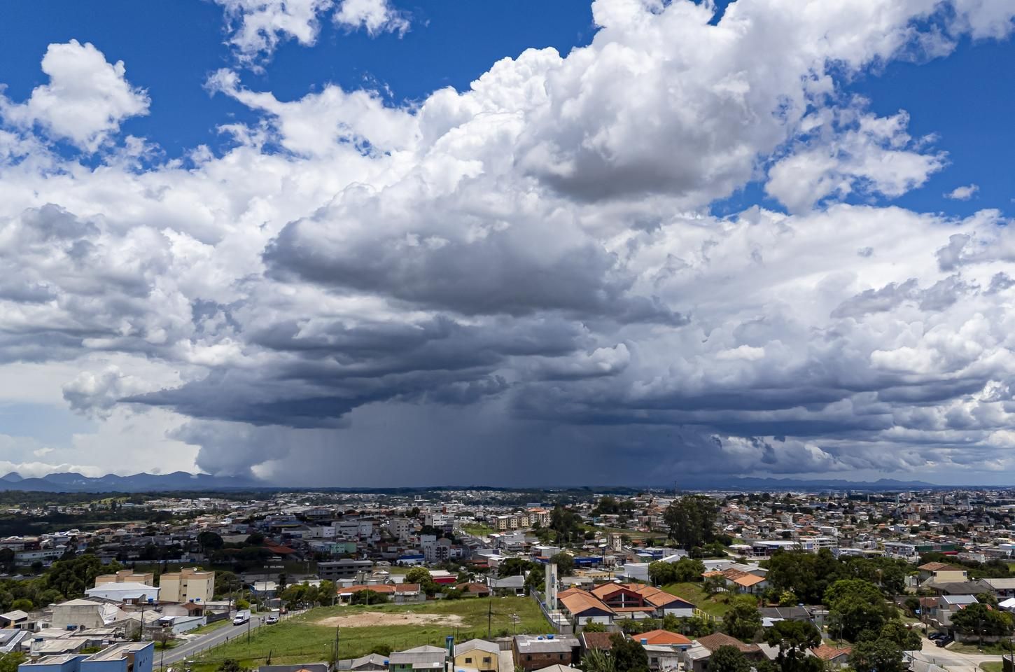 Calor recorde no Paraná antecede chegada de frente fria e risco de temporais
