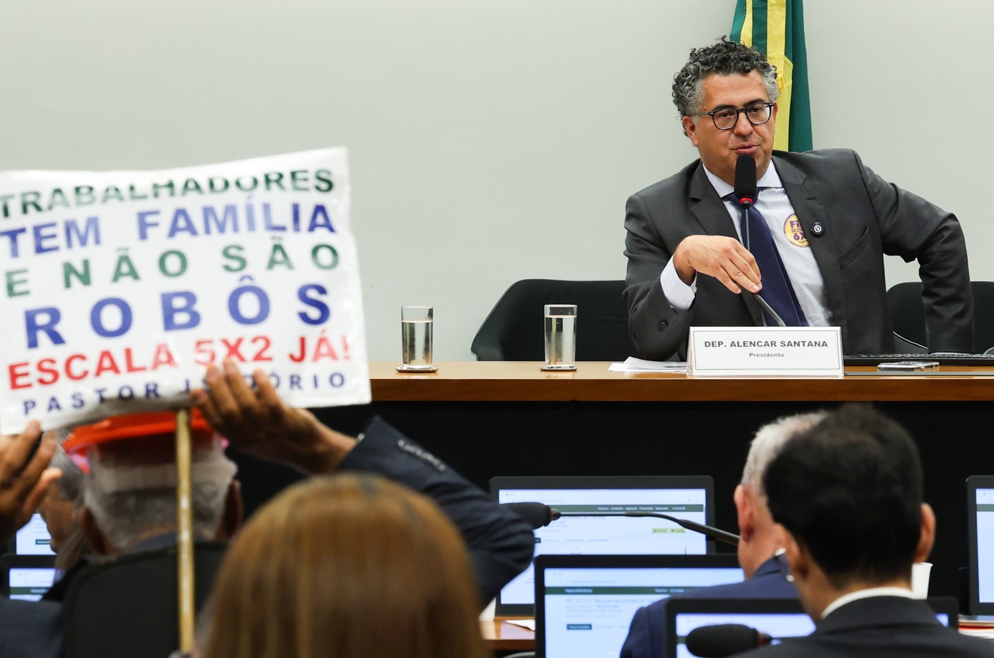 Câmara instala comissão especial para análise de redução da jornada de trabalho