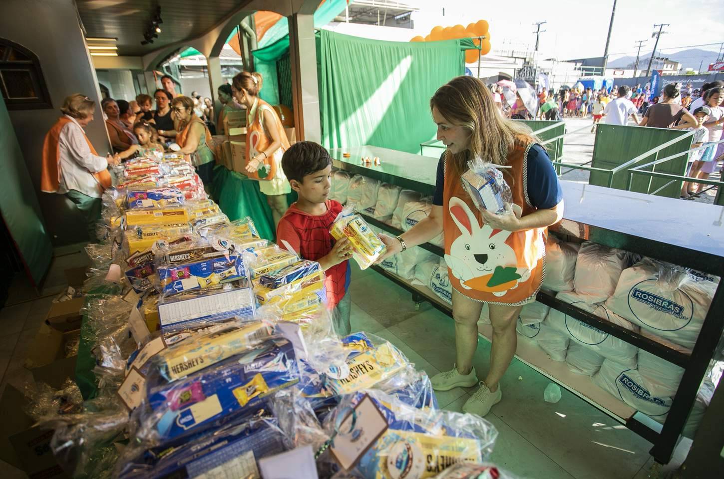 Campanha de Páscoa leva alegria e chocolates a crianças de Paranaguá