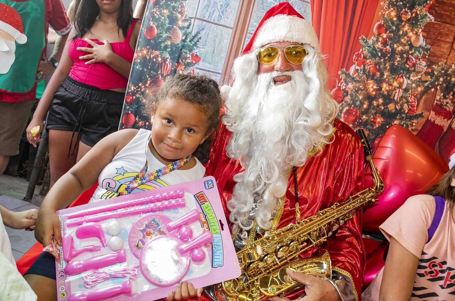 Campanha Natal Solidário leva alegria a crianças de Paranaguá