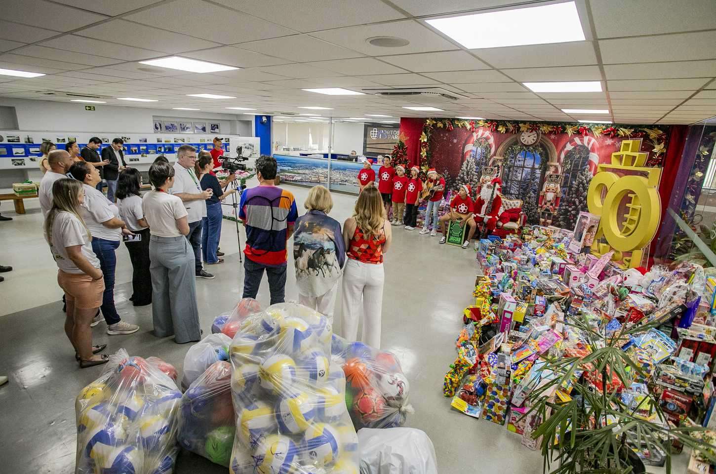 Campanha natalina distribui mais de 1.400 brinquedos em Paranaguá
