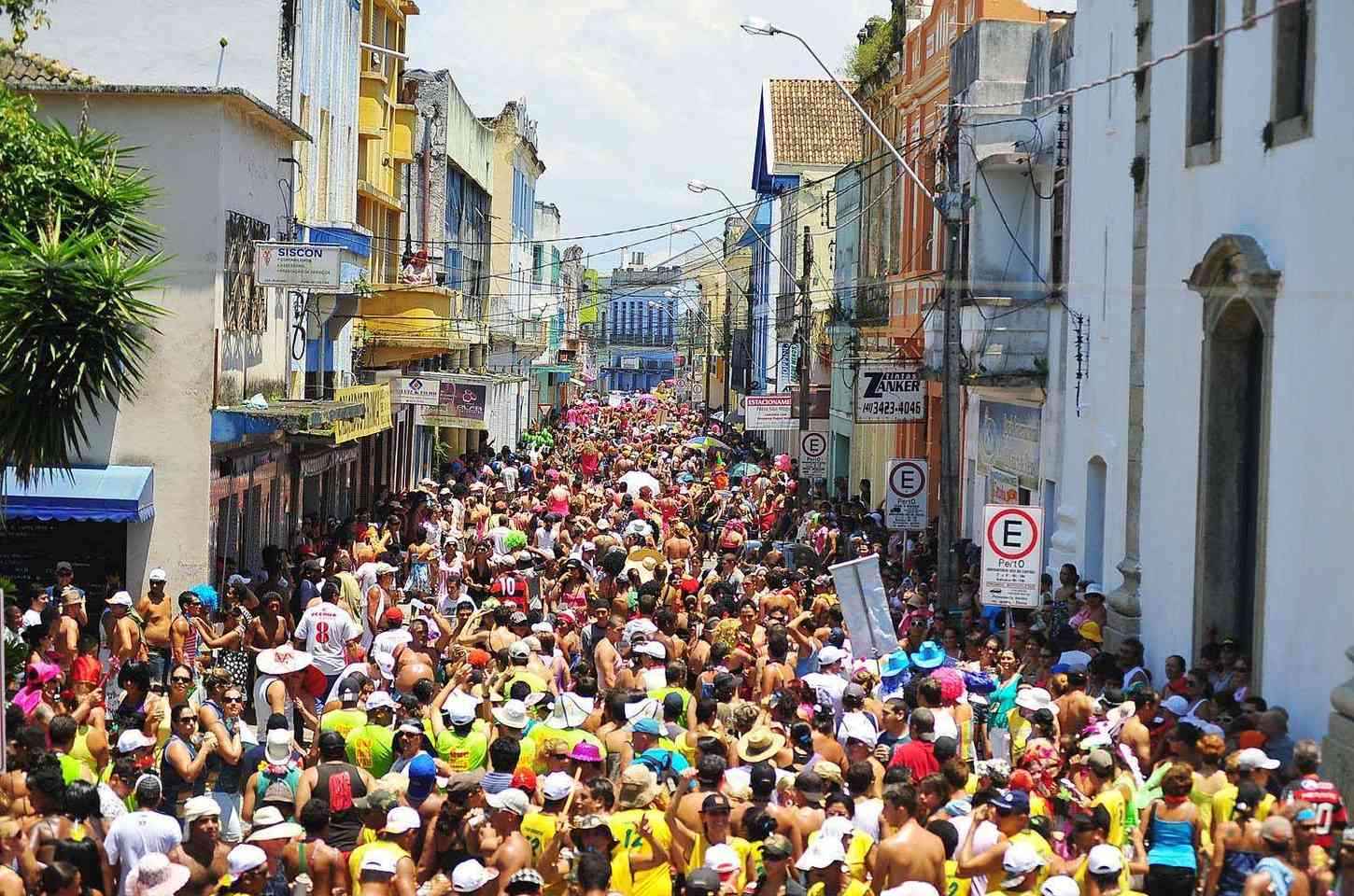 Carnaval 2026 aquece turismo no Paraná com ocupação recorde nos hotéis