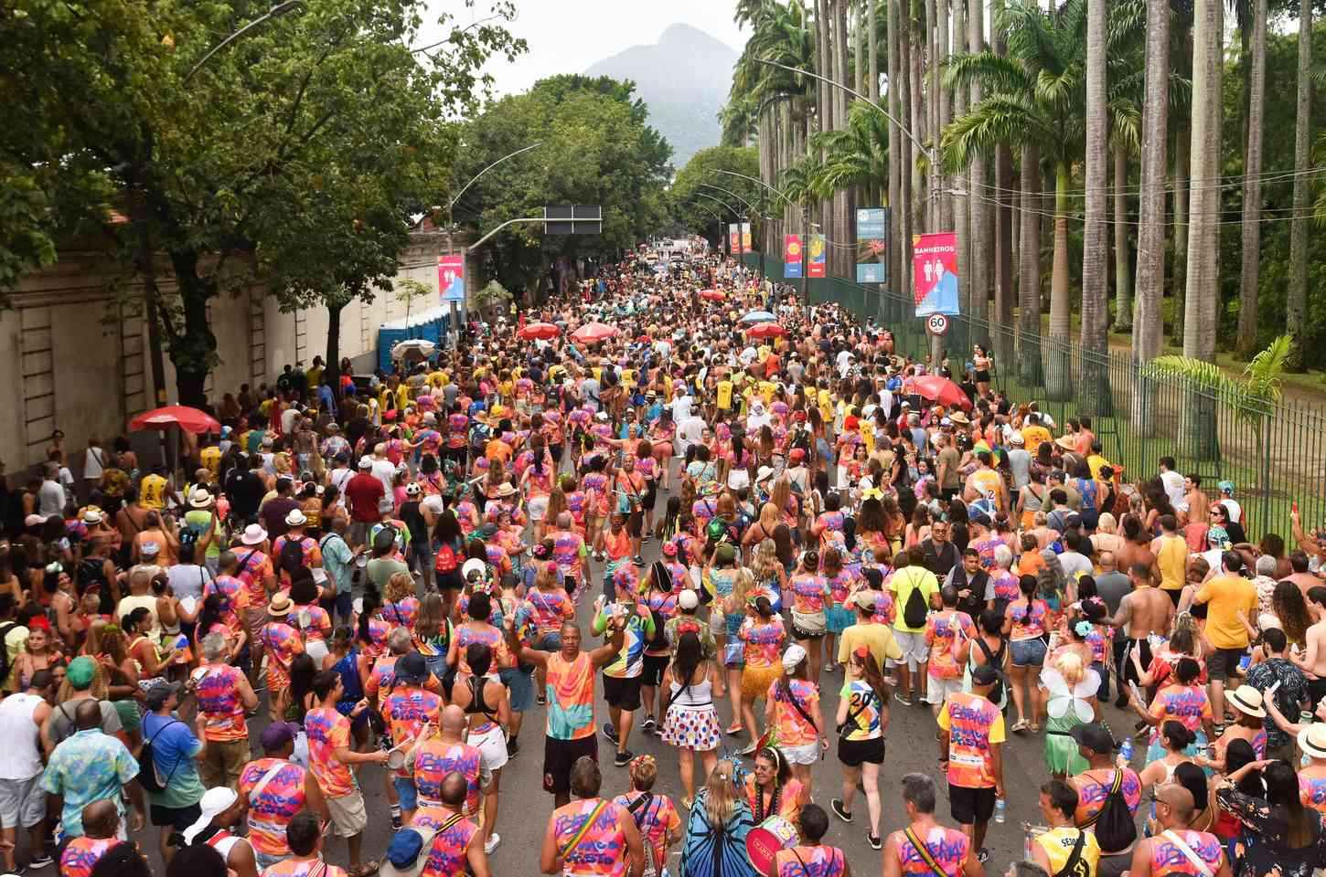 Carnaval carioca atrai milhões com blocos como o da Anitta e Mulheres de Chico