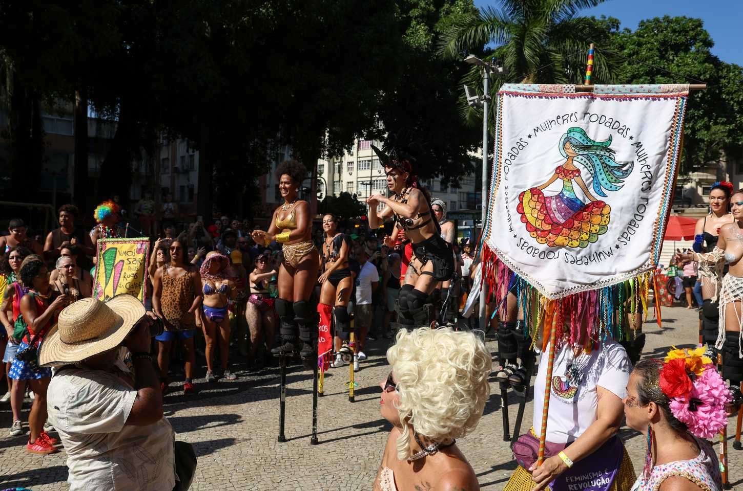 Carnaval com protesto: bloco usa fantasia para denunciar violência contra mulher