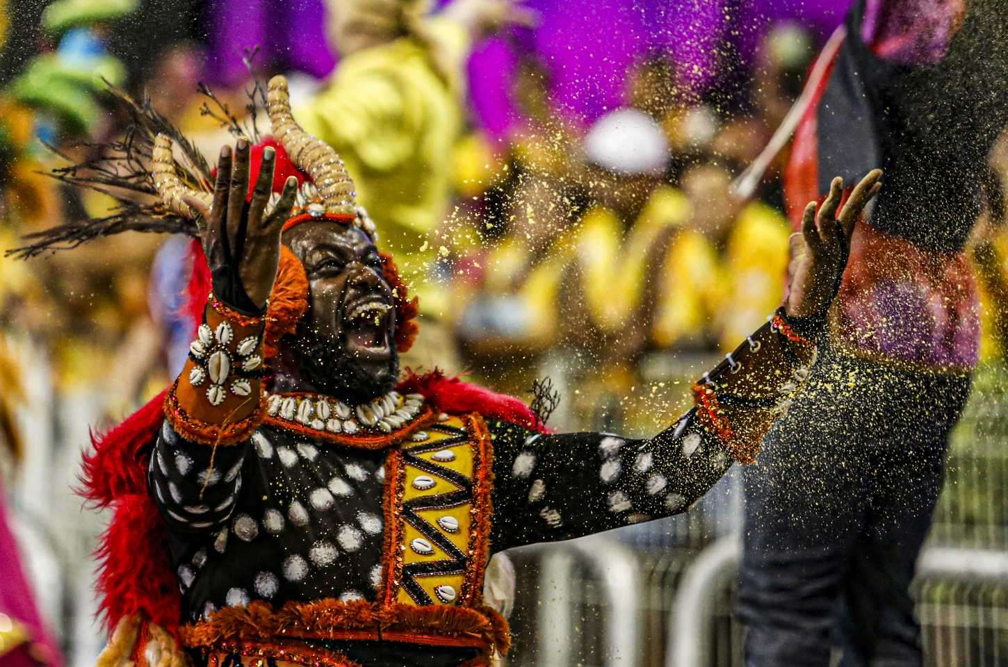 Carnaval de São Paulo começa com estreia e homenagens no sambódromo