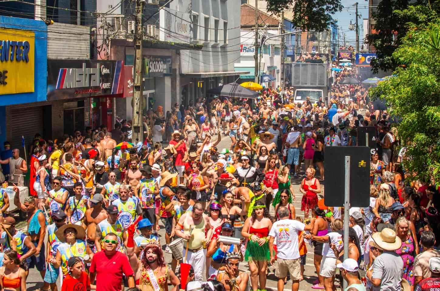 Carnaval exige atenção redobrada com celular para evitar golpes