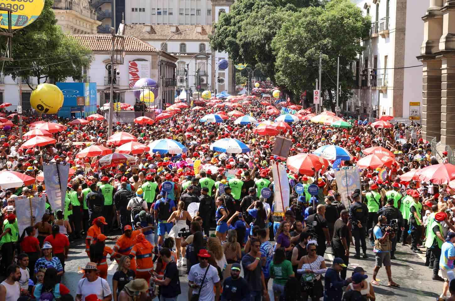 Carnaval no Rio tem queda na criminalidade e aumento de resgates nas praias