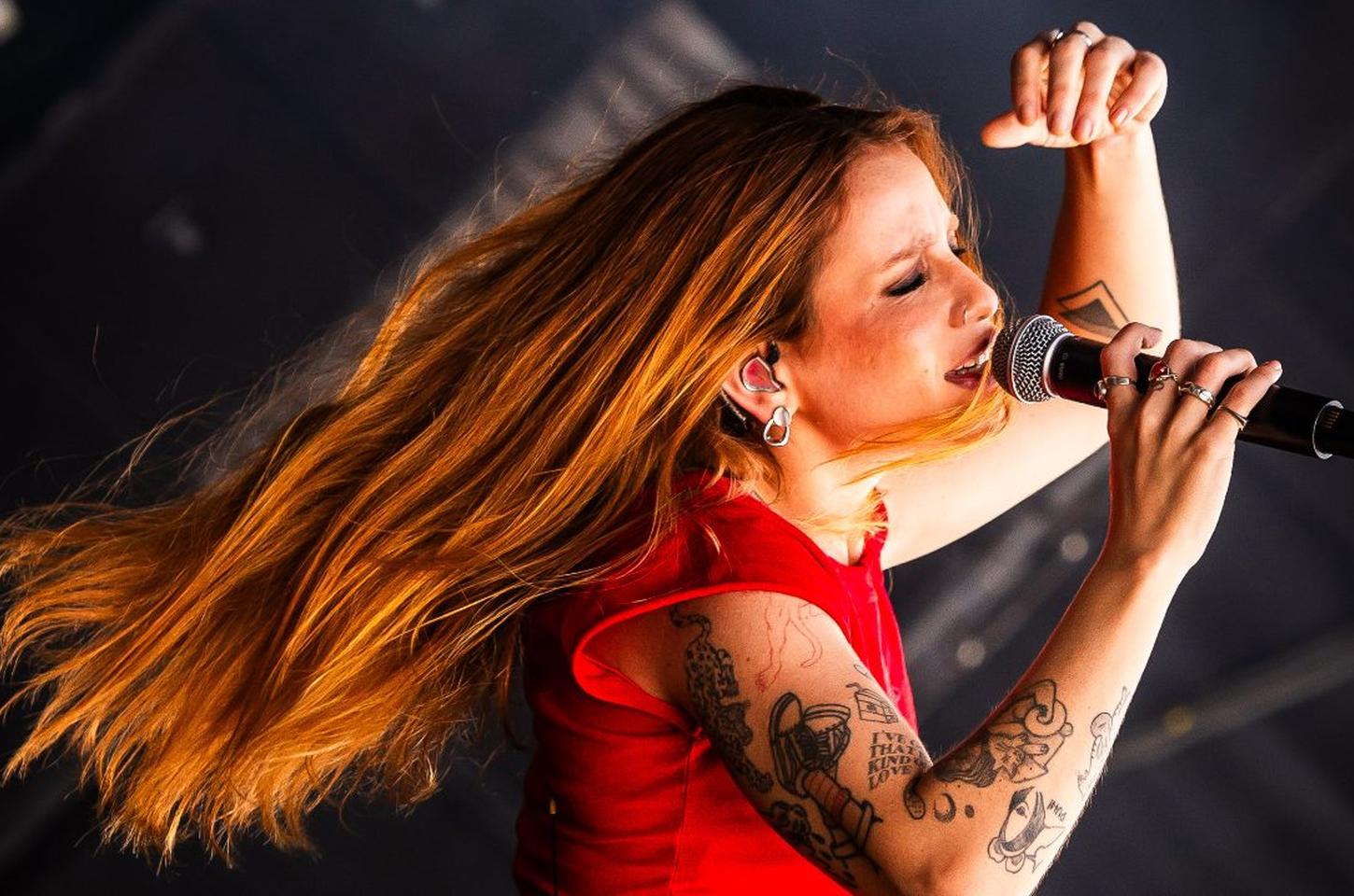 Carol Biazin estreia em Florianópolis com show intenso e repertório intimista no ARVO Festival