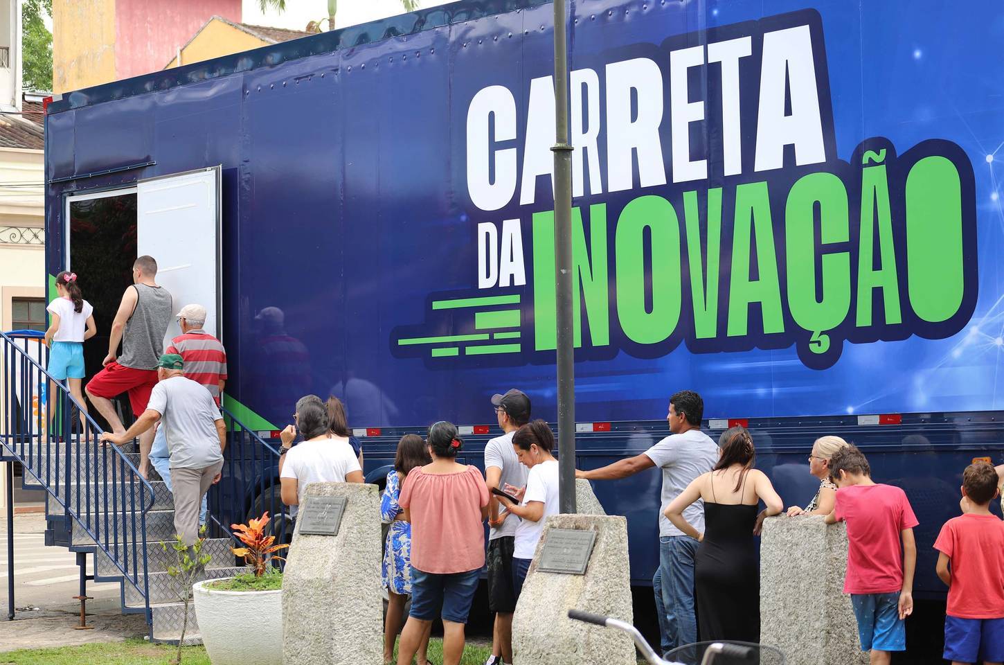 Carreta da inovação leva tecnologia gratuita ao litoral do Paraná