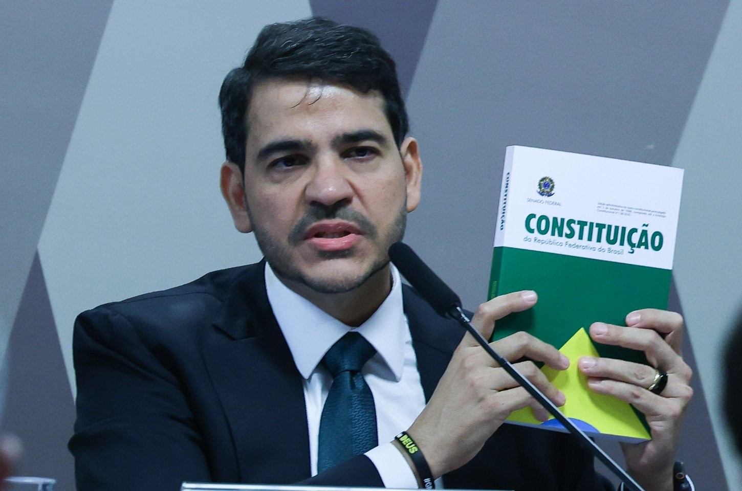 CCJ aprova indicação de Jorge Messias para o STF; plenário vota ainda hoje