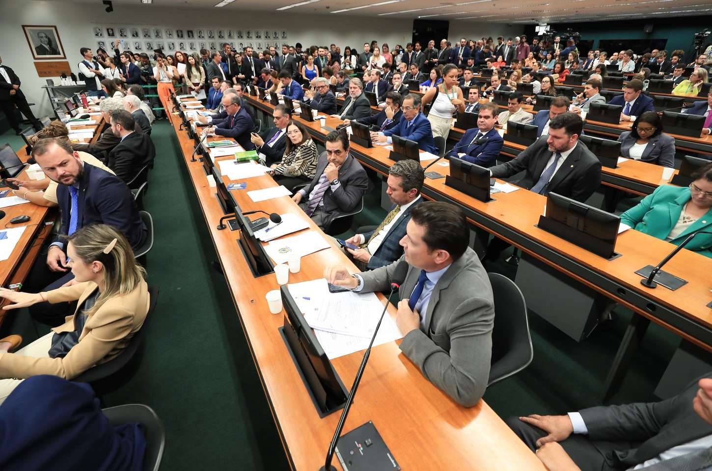 CCJ da Câmara retoma análise do fim da escala 6x1 nesta quarta