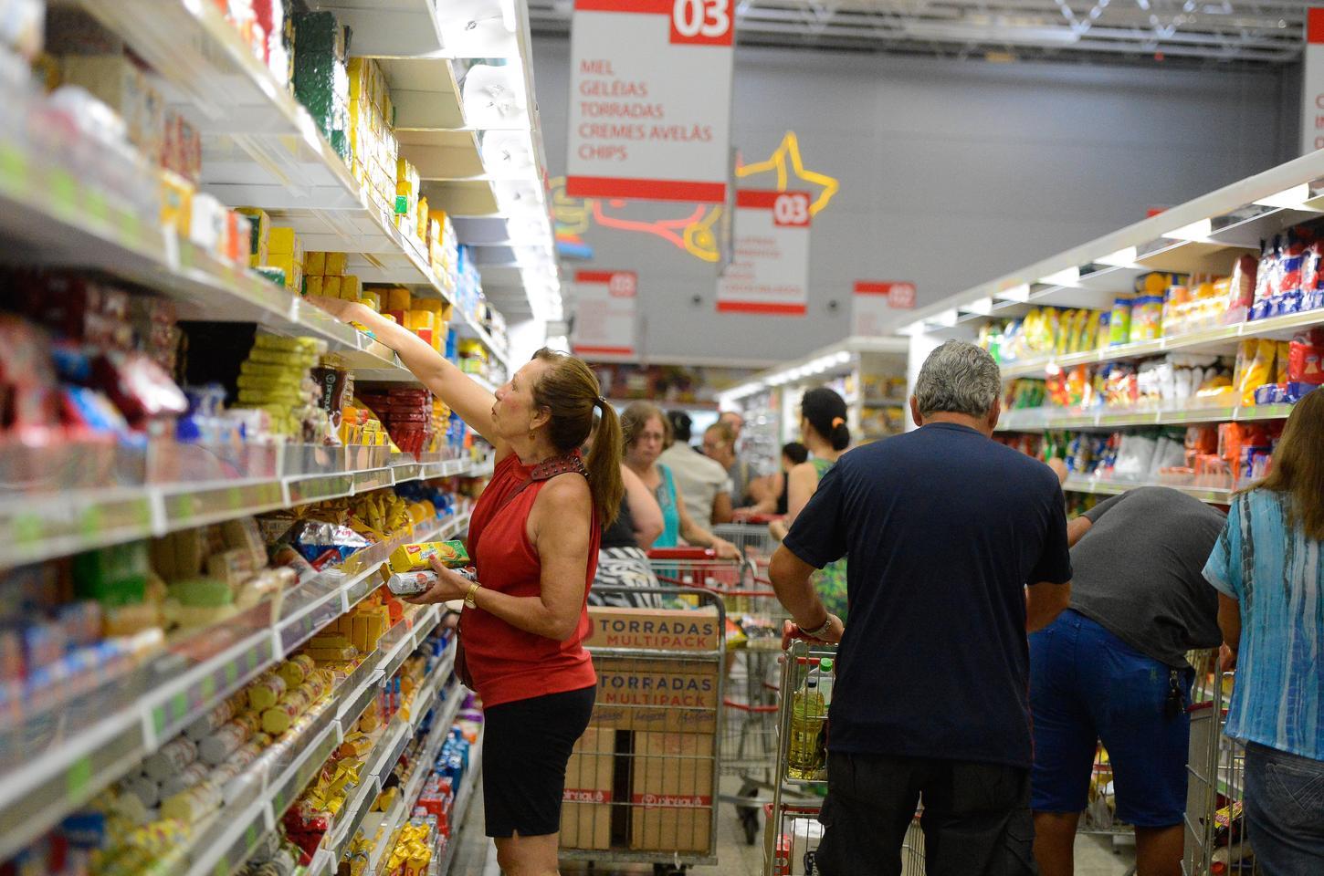Cesta básica fica mais cara em 17 capitais em dezembro de 2025