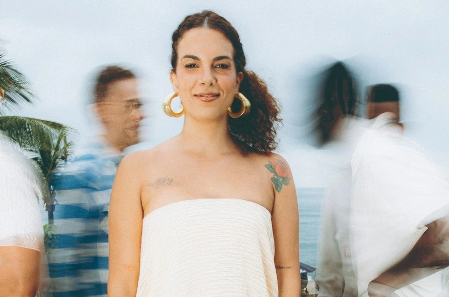 Céu homenageia Cássia Eller no Corona Luau MTV e celebra turnê