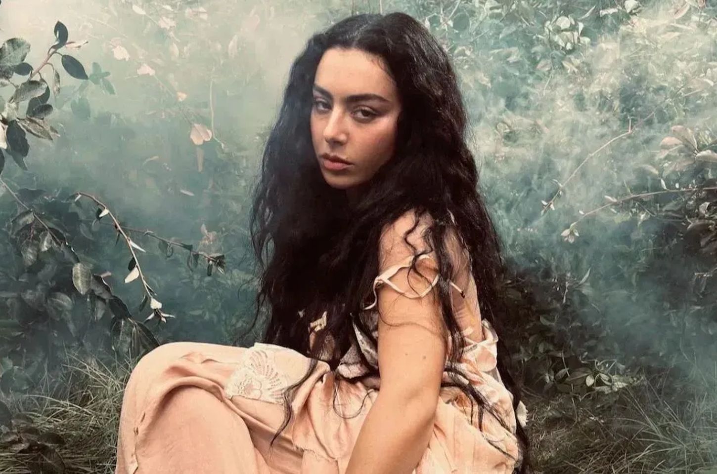 Charli XCX abandona o pop e aposta no rock no próximo álbum