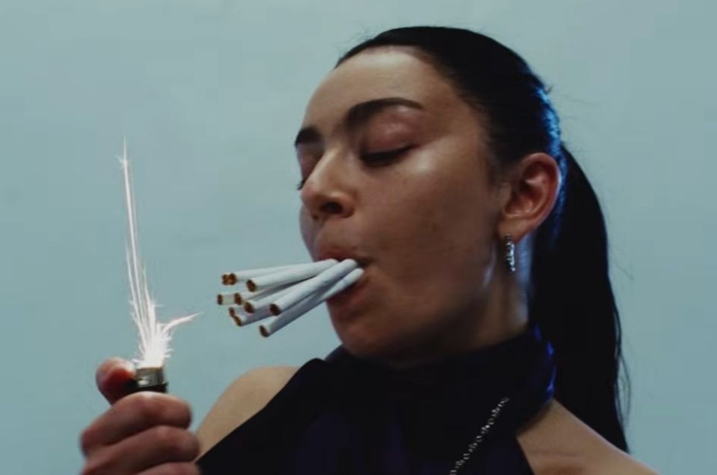 Charli XCX lança clipe de 'Rock Music' com guitarras sujas e pegada eletrônica