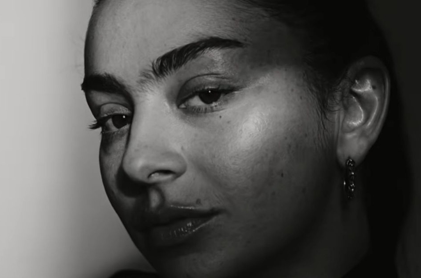 Charli XCX lança lado B melancólico e levanta debate sobre queer baiting