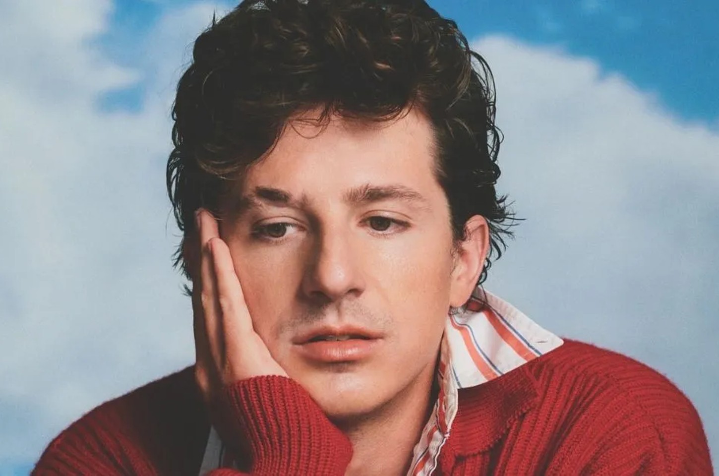 Charlie Puth anuncia novo álbum e lança single com mensagem de autoaceitação