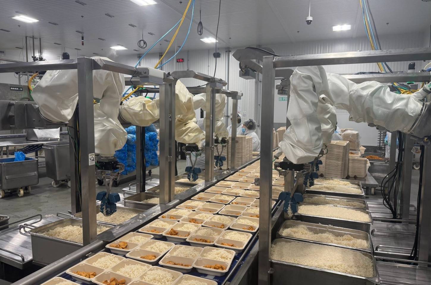 Chef Robotics atinge 100 milhões de porções com robôs de IA na indústria alimentícia