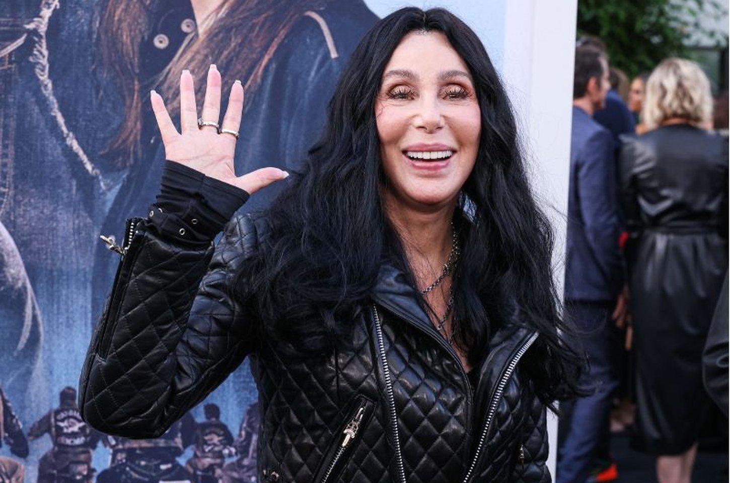 Cher quase abandona palco do Grammy após receber prêmio e causa confusão