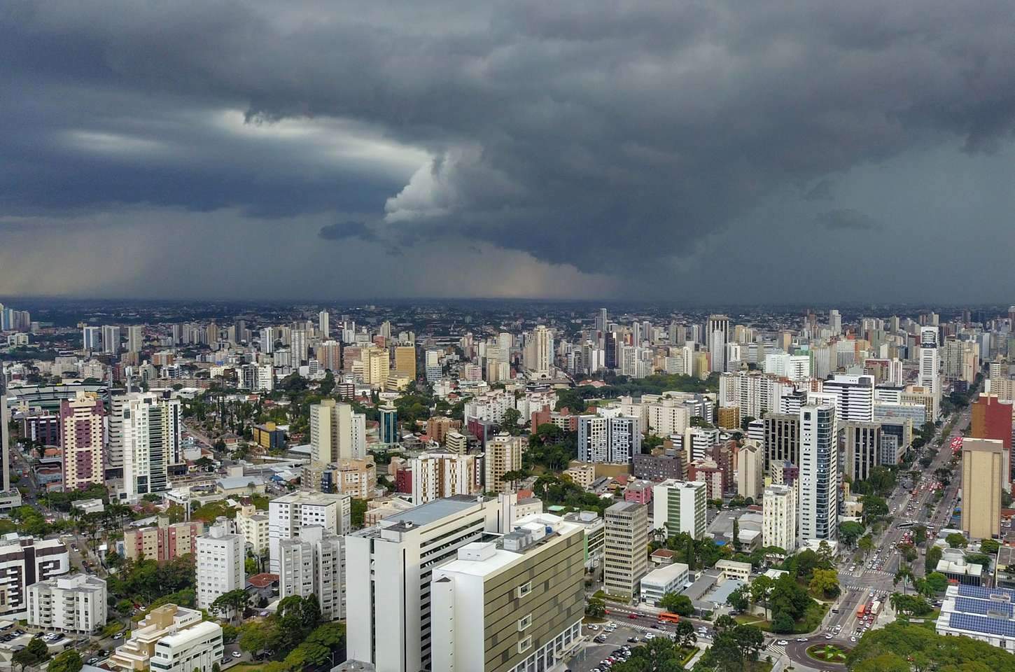 Chuva chega ao Paraná para aliviar calor intenso da virada de ano