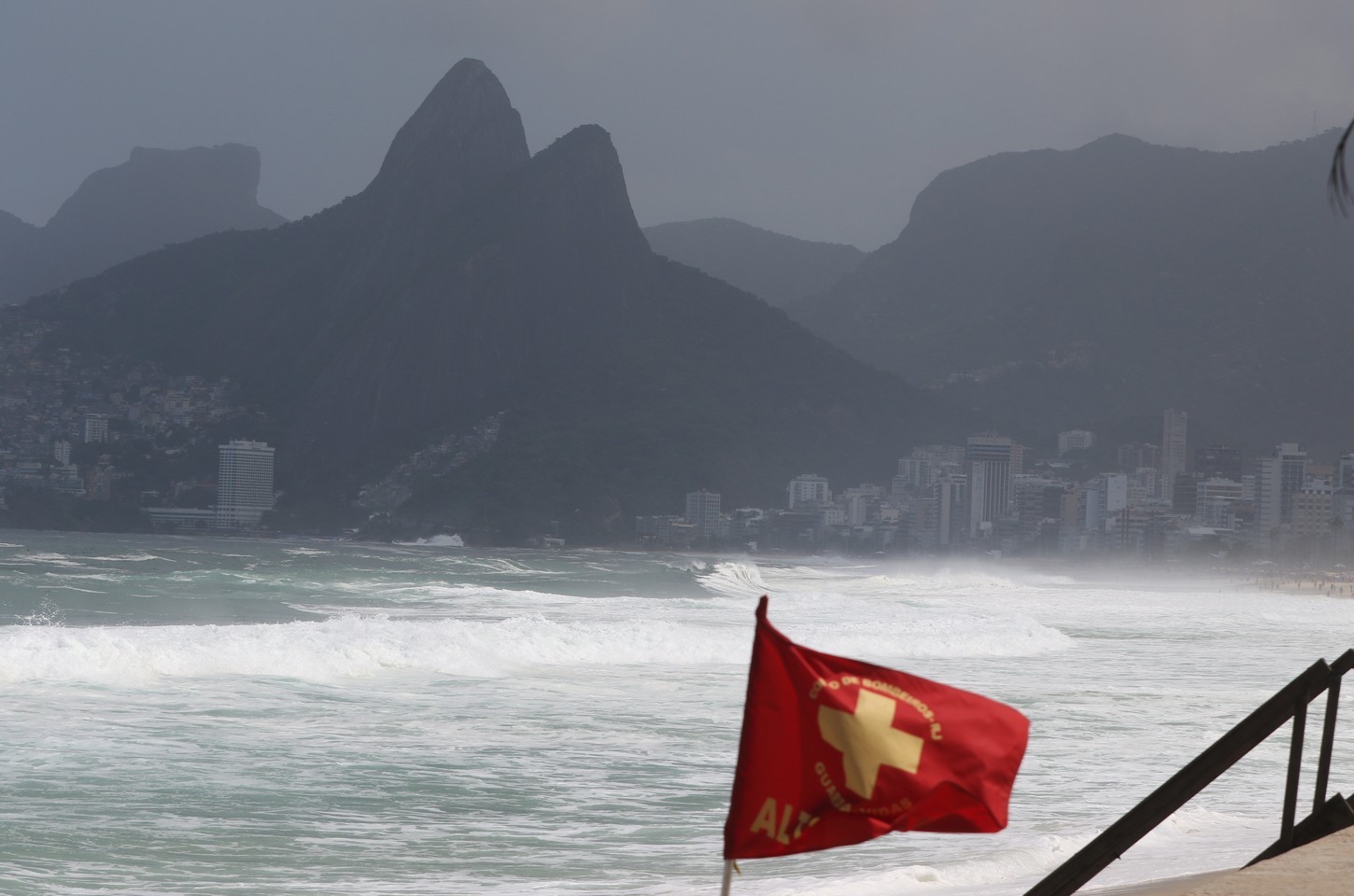 Chuva forte castiga o Rio de Janeiro e mantém tempo instável