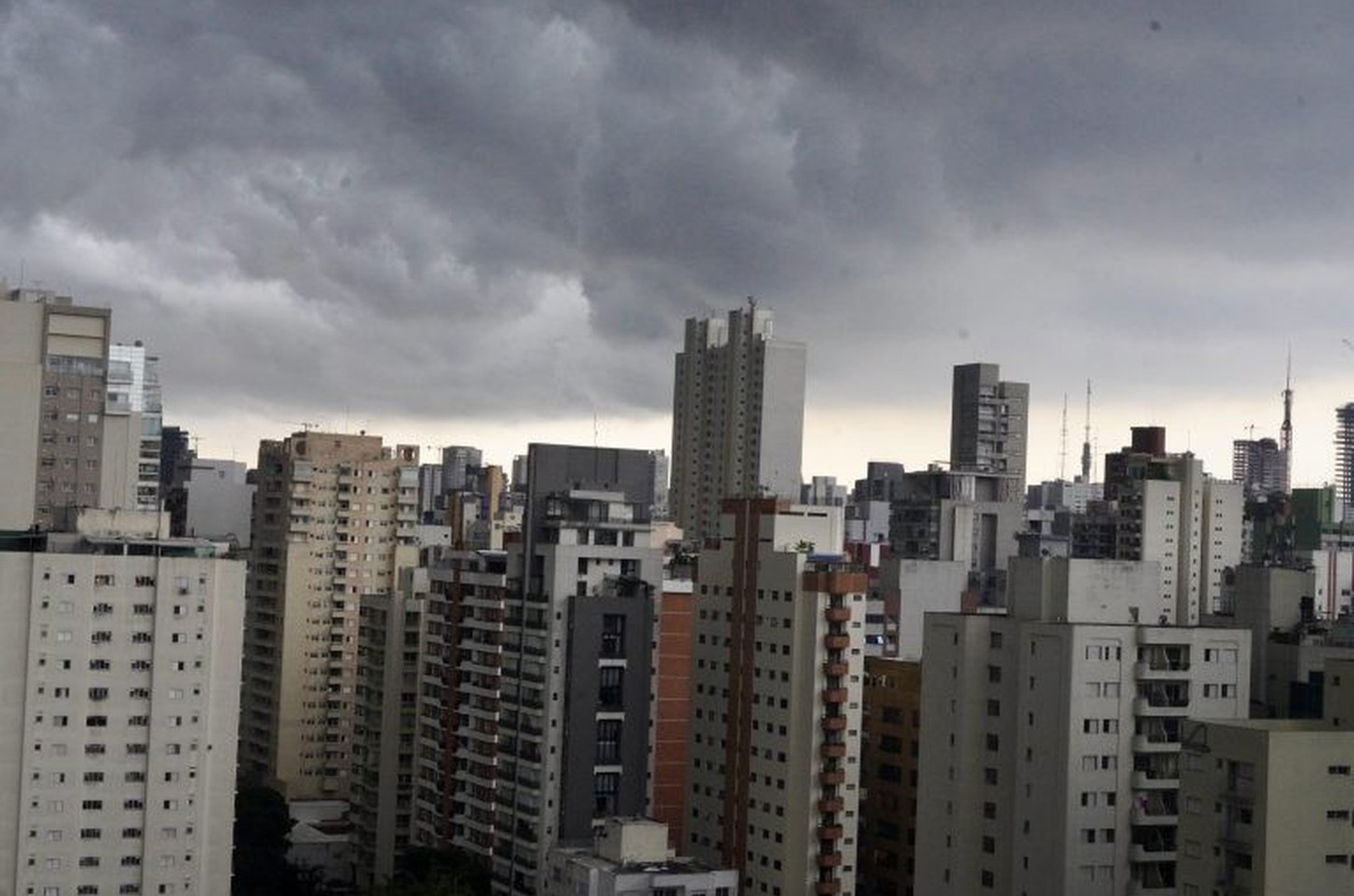 Chuva forte e persistente atinge São Paulo neste domingo
