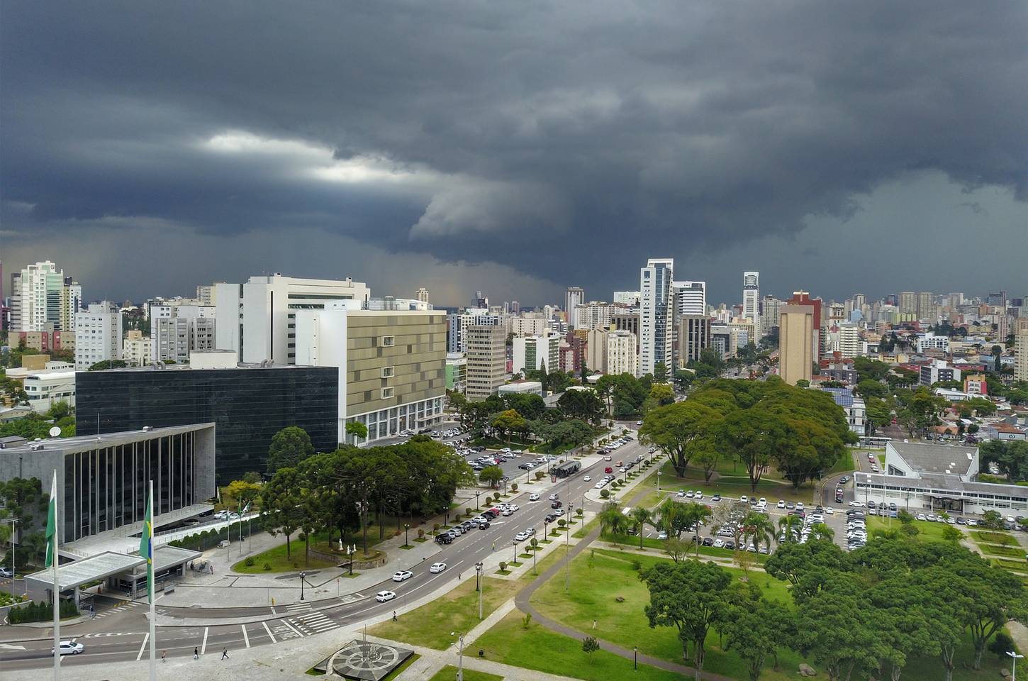 Chuva intensa e calor recorde marcam quinta-feira no Paraná