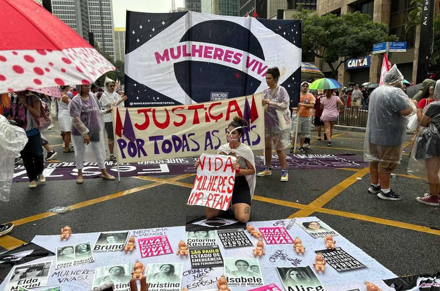 Chuva não impede ato histórico pelo Dia da Mulher na Paulista