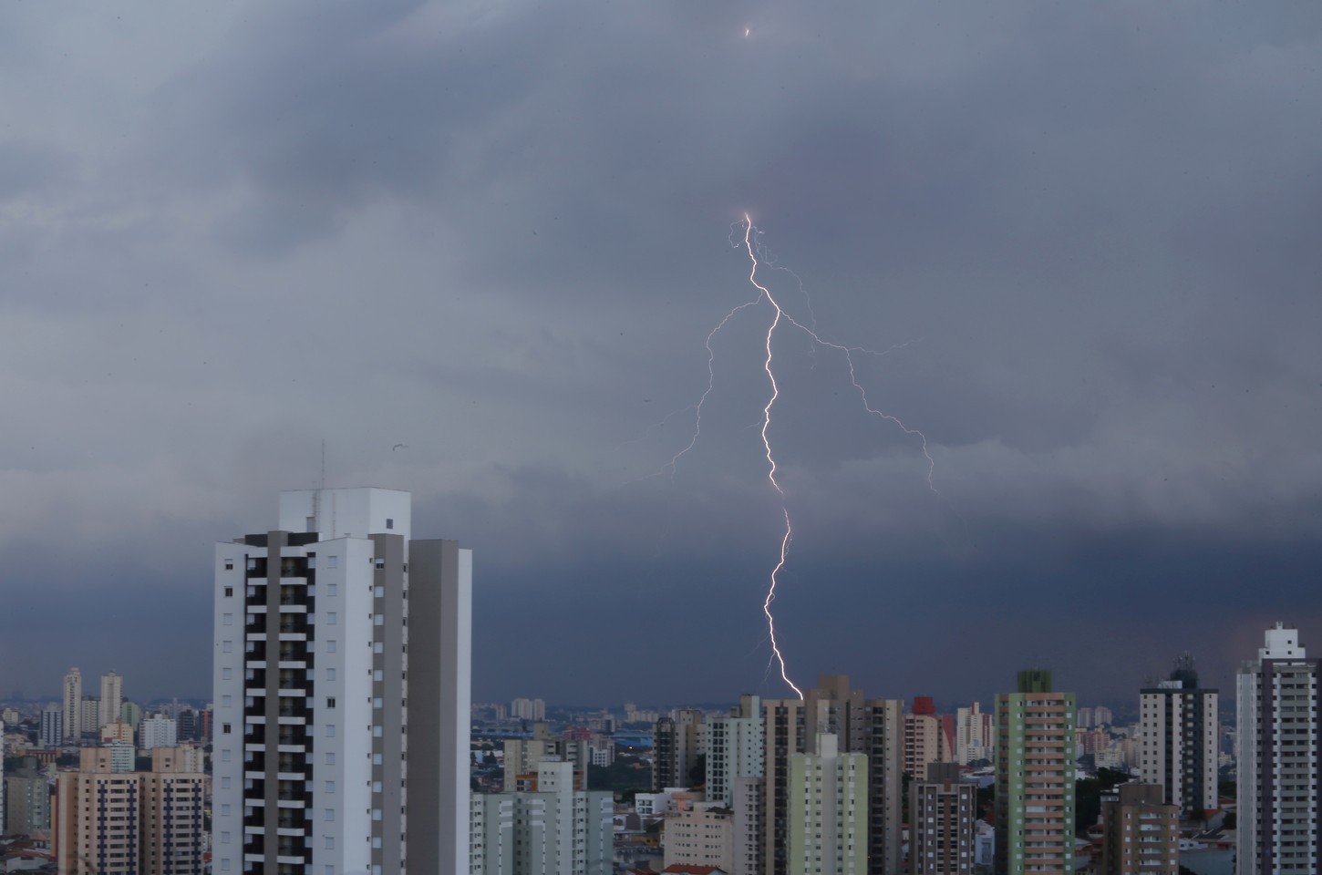 Chuvas intensas causam alagamentos e alerta em São Paulo