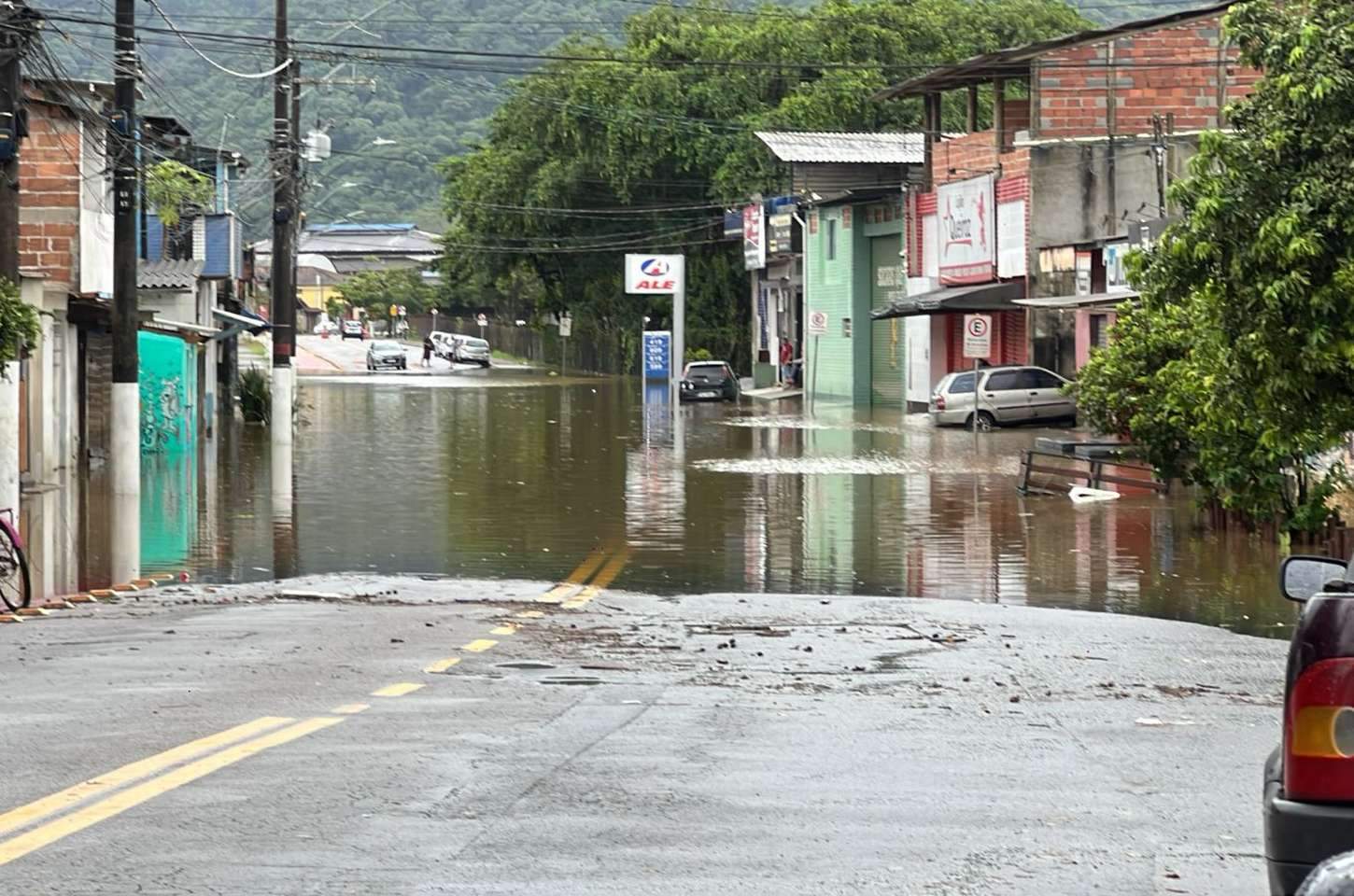 Chuvas no litoral de São Paulo causam morte e deixam rastro de destruição
