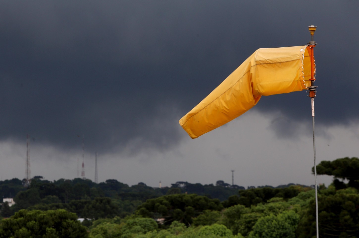 Ciclone extratropical provoca ventos fortes e rajadas no Paraná
