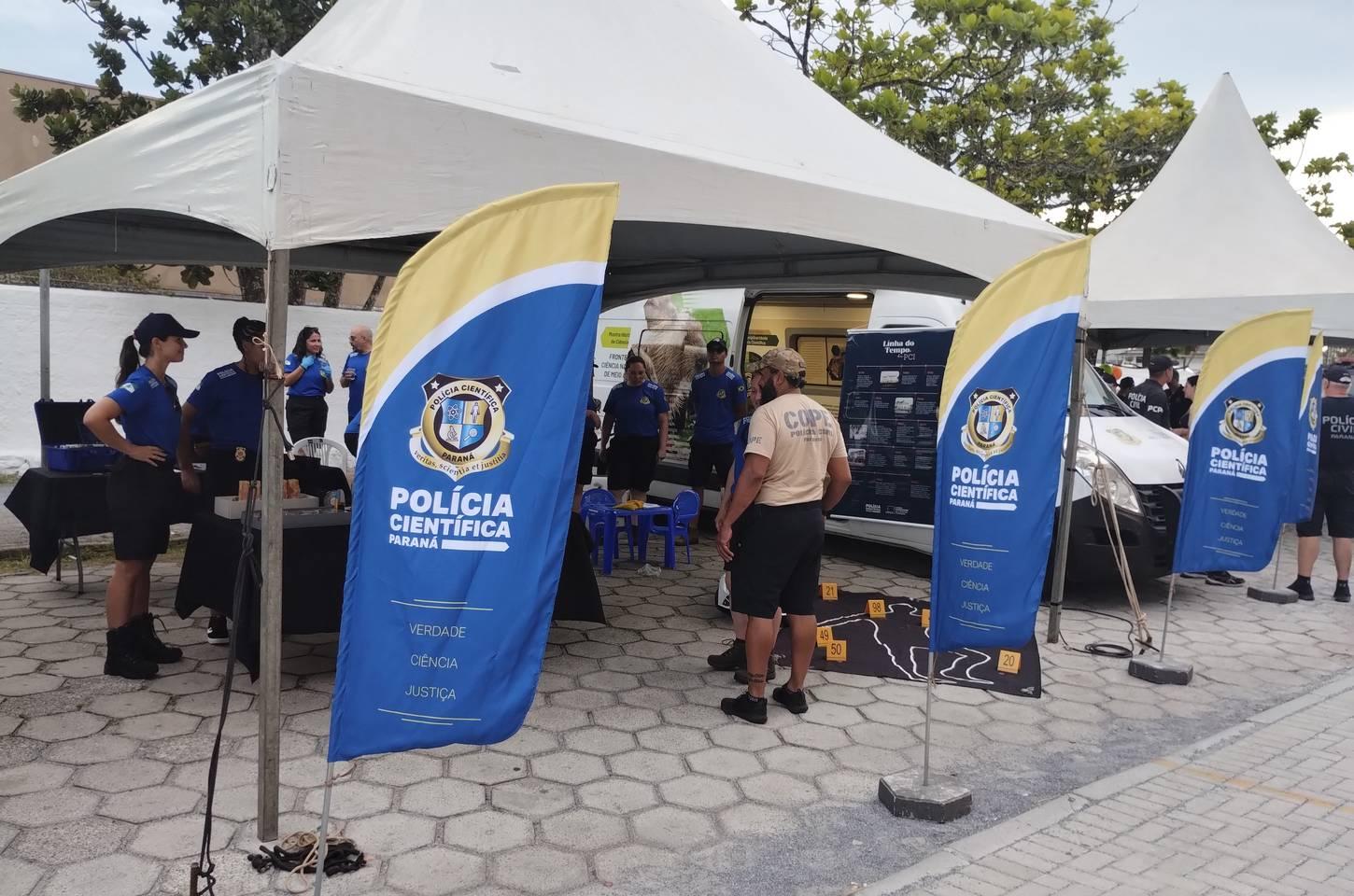 Ciência forense no litoral: exposição itinerante leva perícia criminal à praia