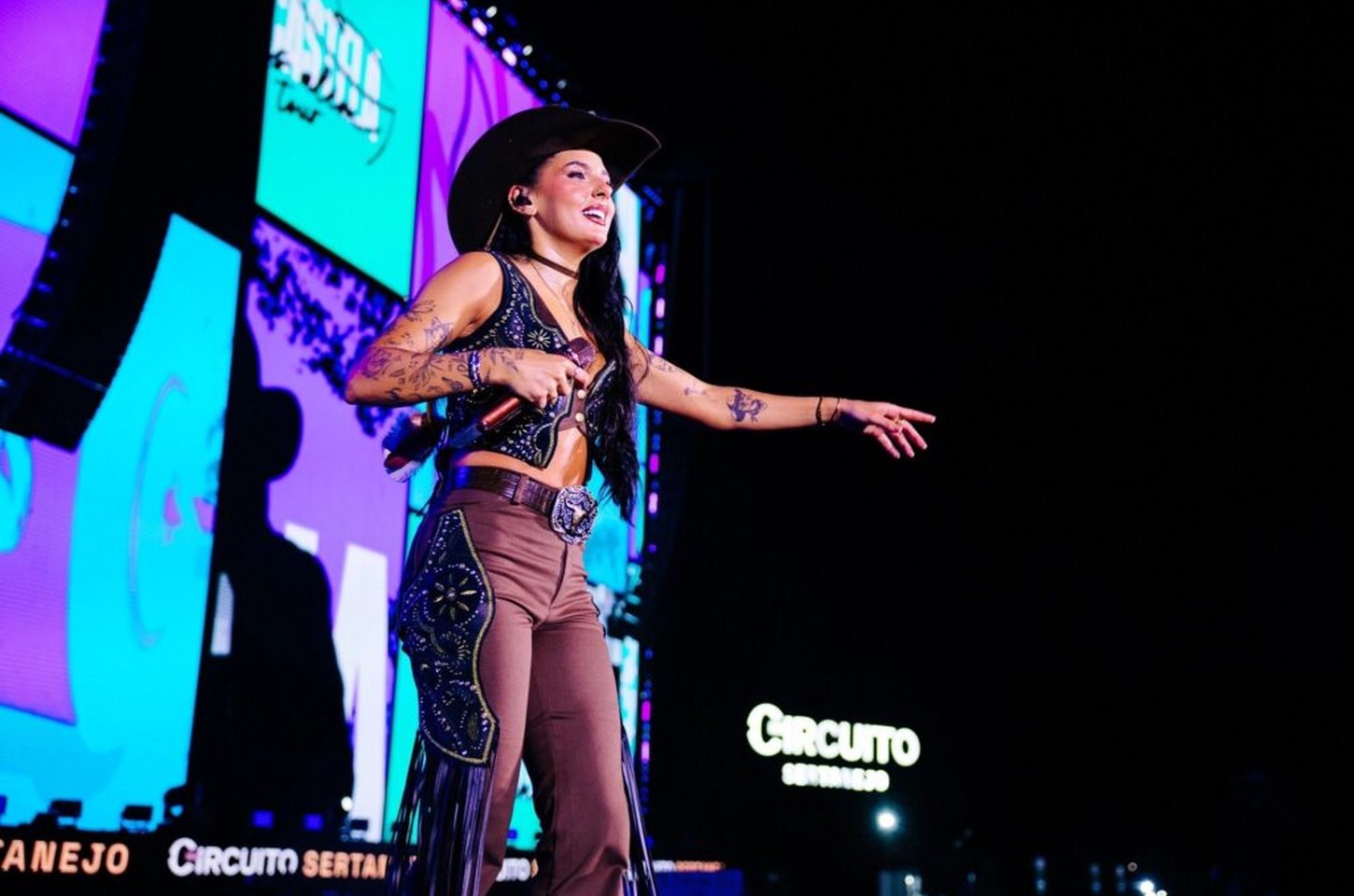 Circuito Sertanejo: Ana Castela brilha com show tecnológico e drones em Ribeirão Preto