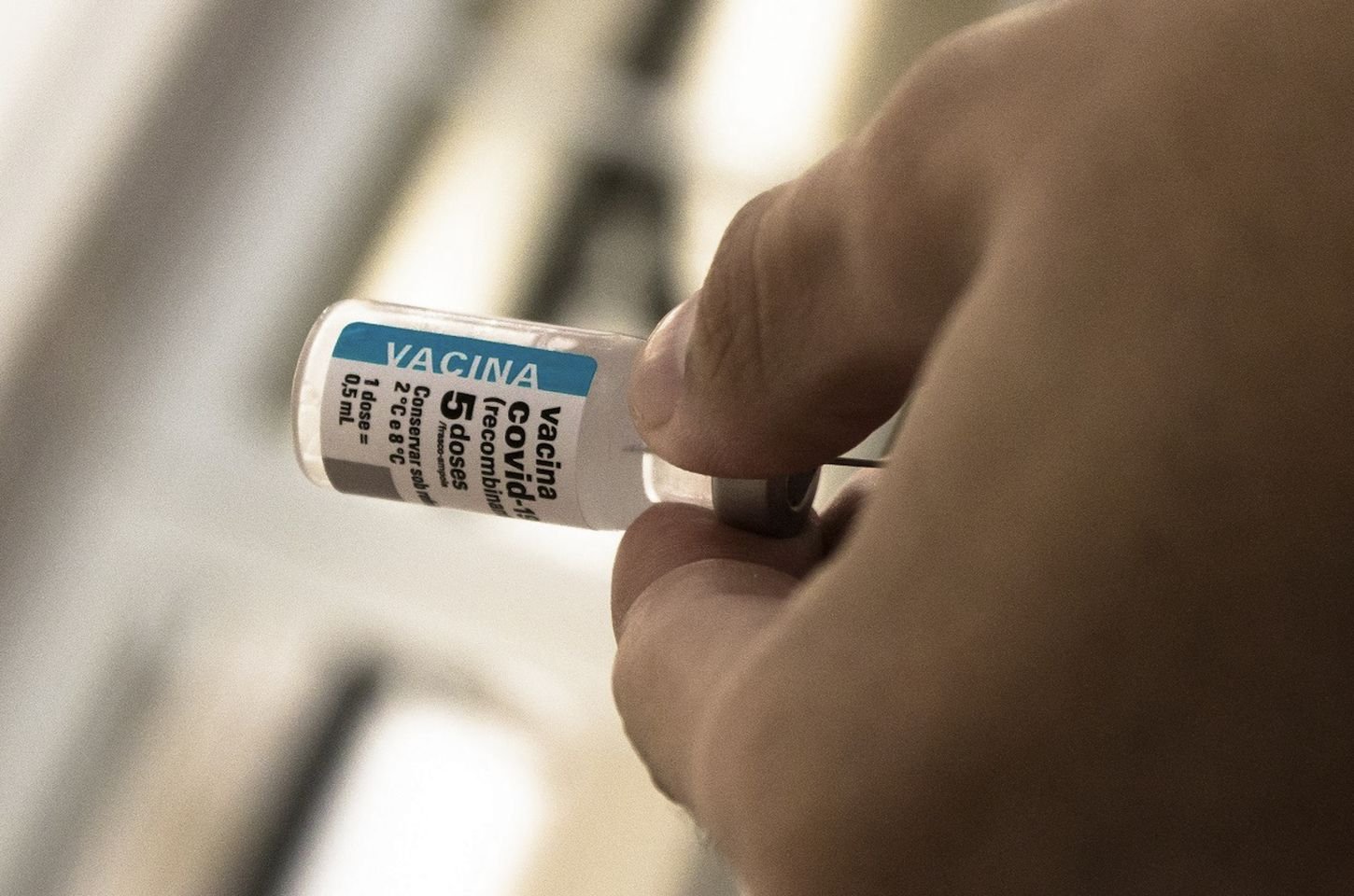 Cobertura vacinal contra covid-19 preocupa especialistas no Brasil