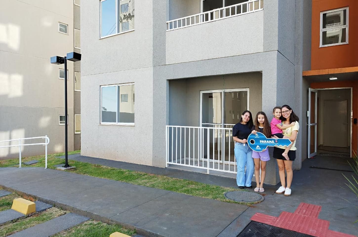 Cohapar entrega chaves de residencial com subsídio estadual em Apucarana