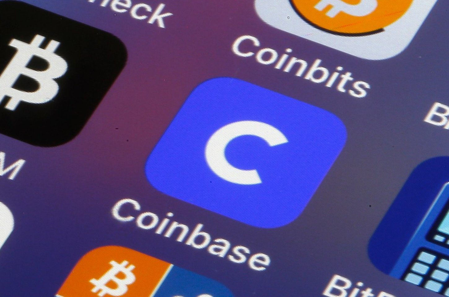 Coinbase demite 700 funcionários em reestruturação para focar em IA