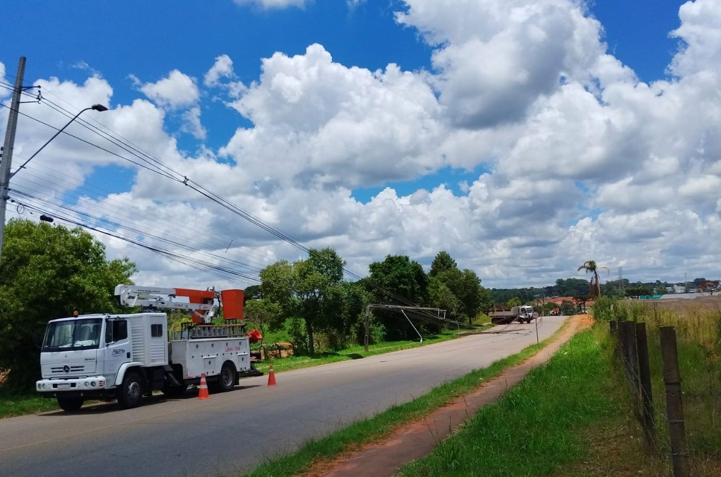 Colisões contra postes seguem como causa de interrupção de energia no Paraná